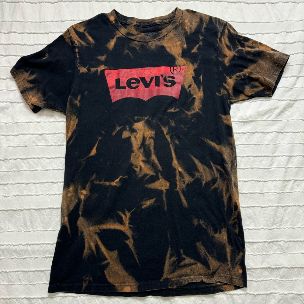 Levi’s Graphic tee | bleach dyed